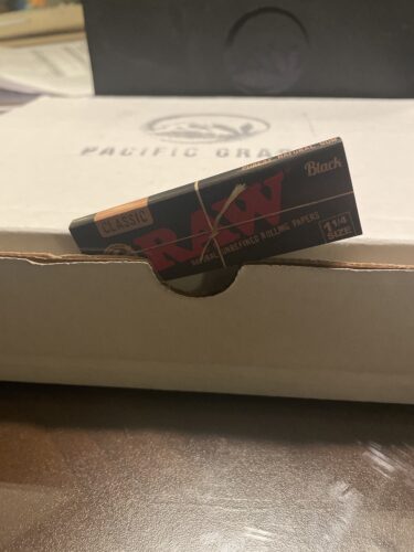 RAW Black Classic - Rolling Paper- 1 1/4 Size photo review
